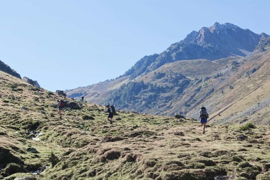 deux jeunes promeneurs sur une montagnes à toulouse